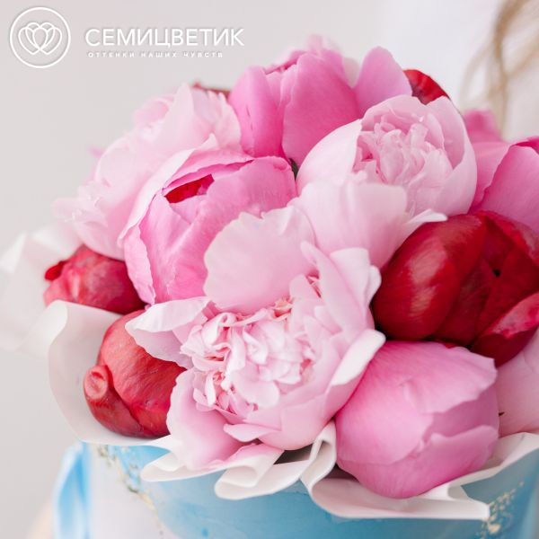 Букет в голубой шляпной коробке Amour Mini из 21 пиона микс Standart Plus