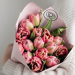 Букет из 15 розовых и нежно-розовых пионовидных тюльпанов