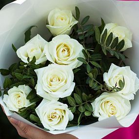 Букет из 9 белых роз 40 см (Кения) с эвкалиптом
