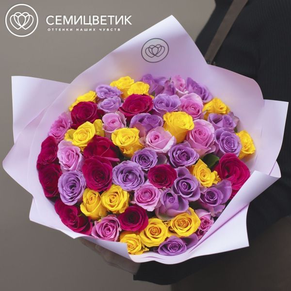 Букет из 51 розы 35-40 см микс (Кения) в розовой пленке