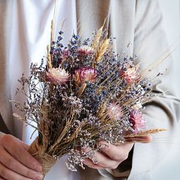 Букет из сухоцветов с лавандой, лимониумом, пшеницей и гелихризумом