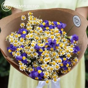 Букет из матрикарии и ирисов в упаковке