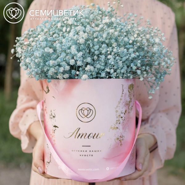 Букет в розовой шляпной коробке Amour Mini из 9 голубых гипсофил