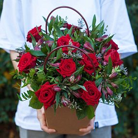 Композиция в красных тонах из роз и альстромерии в сумочке