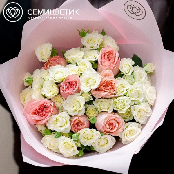 Букет из 7 кораллово-розовых пионовидных роз Wild Love и 10 белых кустовых роз в розовой пленке