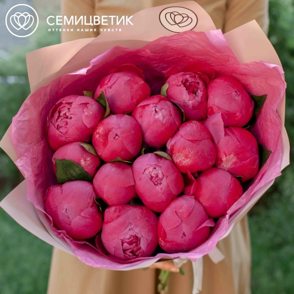 Букет из 15 ярко-розовых пионов Command Performance Premium в розовой пленке