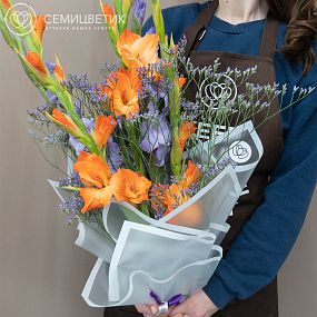 Букет из гладиолусов и лимониума