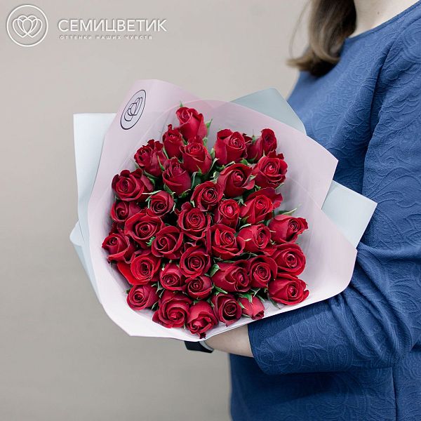 35 красных роз Standart (Кения) в дизайнерской упаковке ZL
