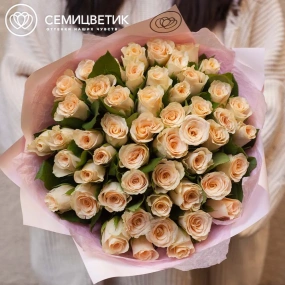Букет из 51 кремовой розы 30 см (Кения) в голубой пленке