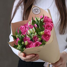 Букет из 15 розовых роз 40 см (Кения) и 7 белых альстромерий в кремовой пленке