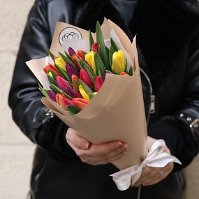Букет из 25 тюльпанов микс в ярких тонах