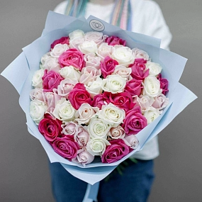 Букет из 51 белой, малиновой и нежно-розовой розы 70 см (Россия) в голубой пленке