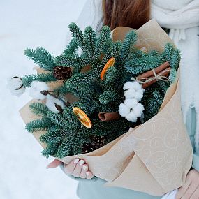 Букет из ели, хлопка и апельсинов с шишками