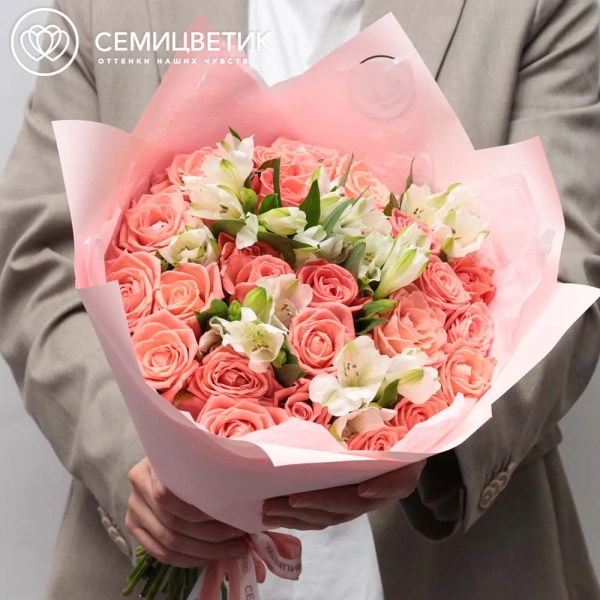 Букет из 26 розовых роз 35-40 см (Россия) и 7 белых альстромерий в розовой пленке
