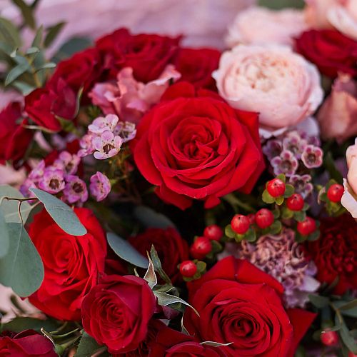 Красный букет с пионовидными розами и антуриумом "L" в упаковке
