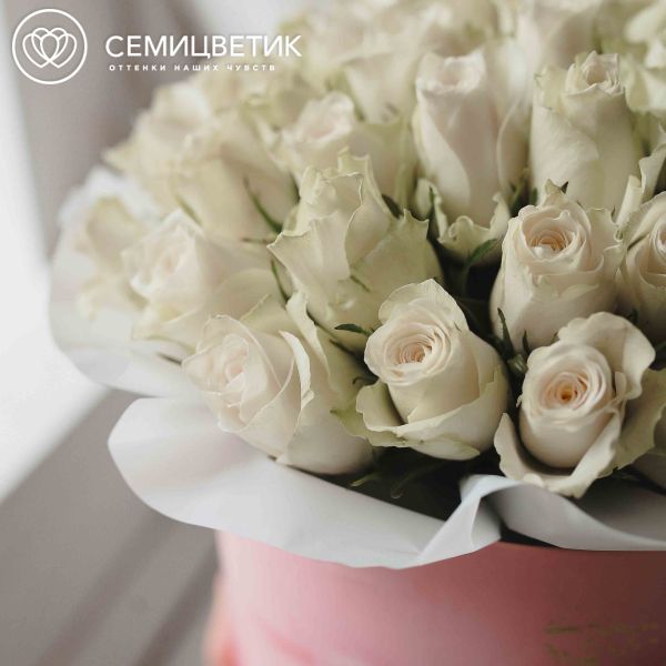 Букет в розовой шляпной коробке Amour из 51 белой розы (Кения)