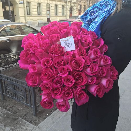 Ярко-розовые розы Topaz 60 см (Эквадор)