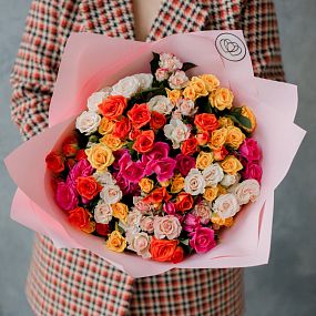Букет из 25 кустовых роз 40 см микс (Кения) в розовой пленке