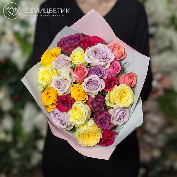 Букет из 25 роз микс в ярких тонах 40 см (Кения) Premium в дизайнерской пленке