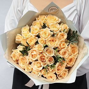 Букет из 35 кремовых роз 35-40 см (Россия) с фисташкой