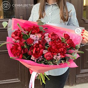 Бордовый букет с пионами 