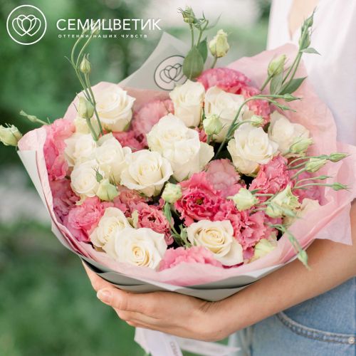 Букет из 15 белых роз (Кения) Standart и 7 розовых лизиантусов