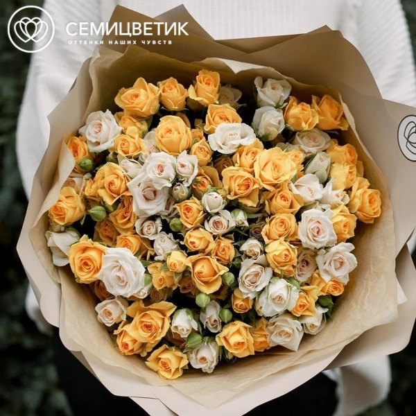 Букет из 25 желтой и кремовой кустовой розы 40 см (Кения) в кремовой пленке