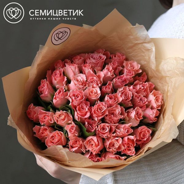 Букет из 51 коралловой розы 35 см (Кения) в кремовой упаковке