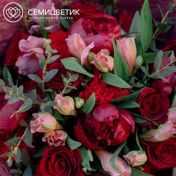Букет из пионов, роз и диантусов в упаковке