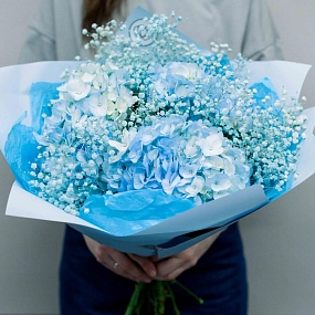 Букет из 3 голубых гортензий с голубой гипсофилой в голубой пленке