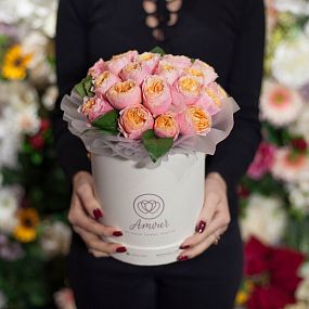 Букет в белой шляпной коробке Amour Mini из 25 пионовидных роз Vuvuzela