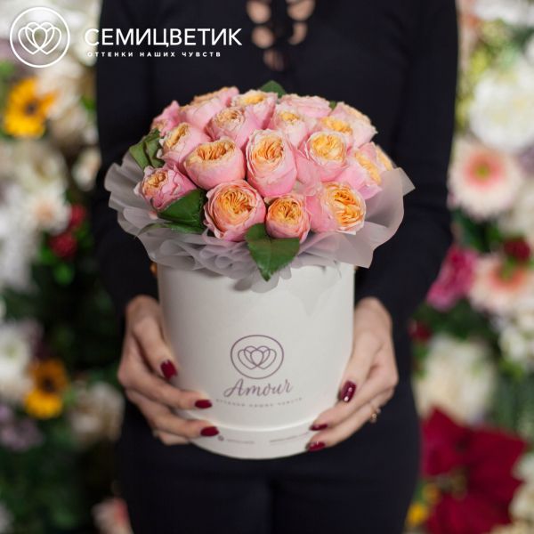 Букет в белой шляпной коробке Amour Mini из 25 пионовидных роз Vuvuzela