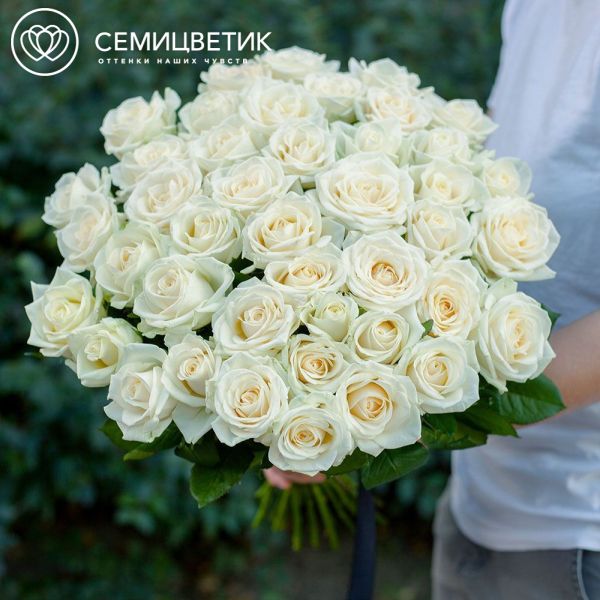 Траурный букет из 44 белых роз 50 см (Россия)