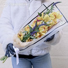 Букет из орхидеи желтой, вероники и астильбы в зеленой пленке
