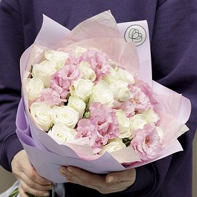 Букет из 20 белых роз 40 см (Кения) и 11 розовых лизиантусов 