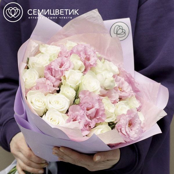Букет из 20 белых роз 40 см (Кения) и 11 розовых лизиантусов 