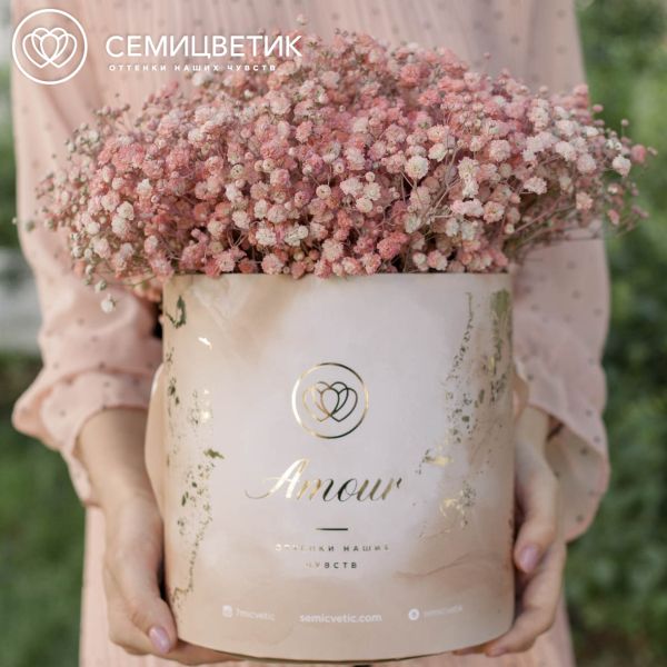 Букет в бежевой шляпной коробке Amour Mini из 9 персиковых гипсофил