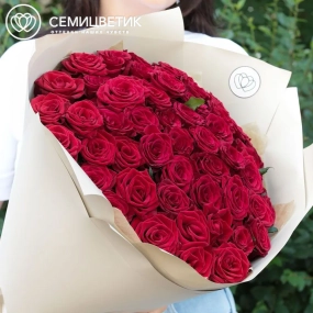 Букет из 51 красной розы 60 см (Россия) в голубой пленке