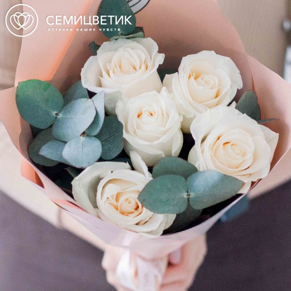 Букет из 5 белых роз Vendela 50 см (Эквадор) с эвкалиптом