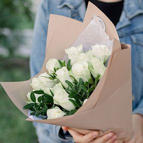 Букет из 15 белых роз 40 см (Кения) с фисташкой