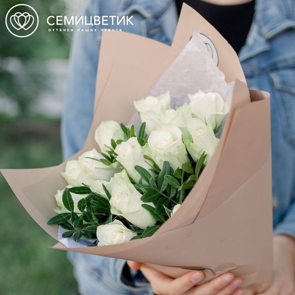 Букет из 15 белых роз 40 см (Кения) с фисташкой