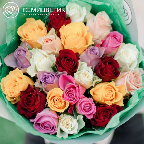 Букет из 25 роз 40 см микс (Кения) в зеленой пленке