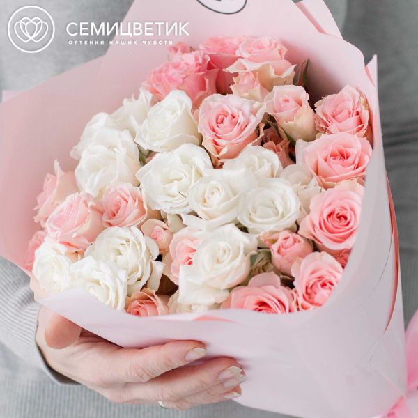Букет из 15 белых и розовых кустовых роз 40 см (Эквадор)