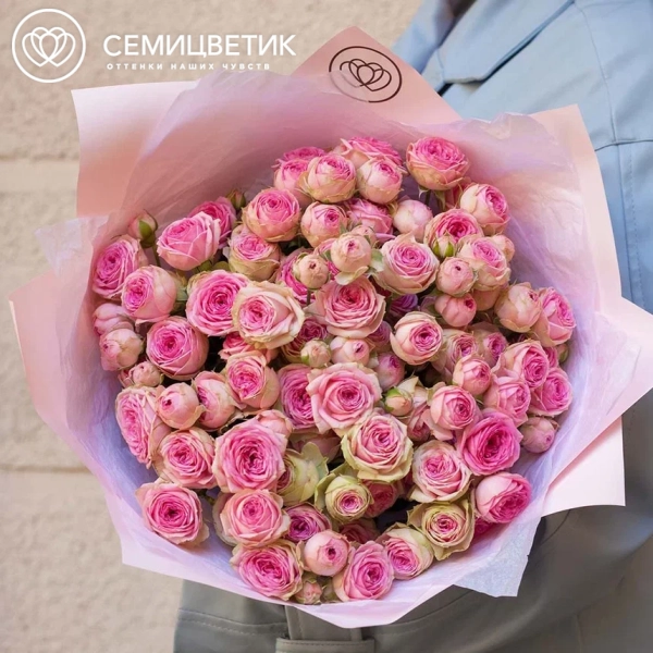 Букет из 11 розовых кустовых пионовидных роз 50 см (Россия)