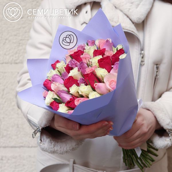 Букет из 51 розы 35 см микс (Кения) в сиреневой пленке