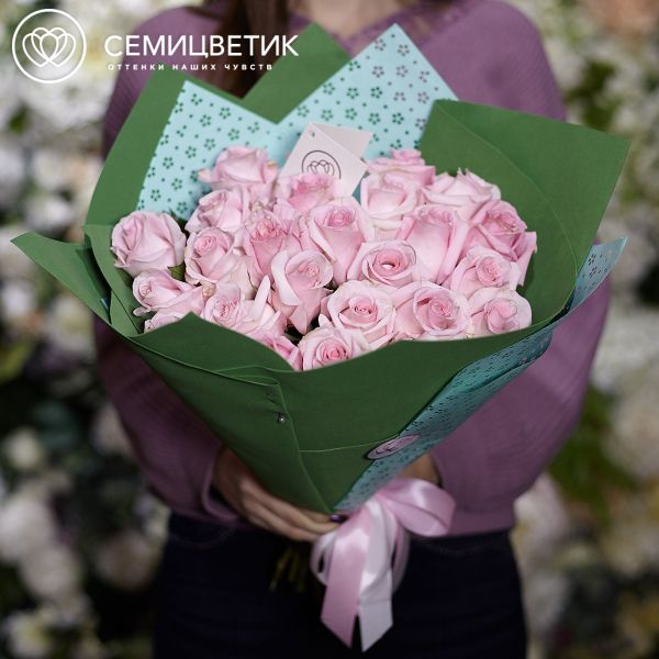 Букет из 25 розовых роз Jessika 50 см (Эквадор) в зеленой пленке