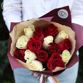 Букет из 15 красной и белой розы 40 см (Кения) в бордовой пленке