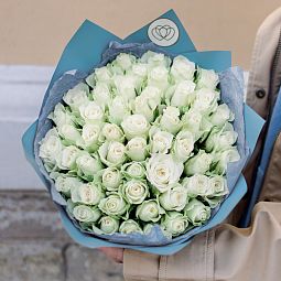 Букет из 51 белой розы 40 см (Кения) в голубой пленке (Экспресс-доставка)