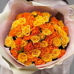 Букет из 51 оранжевой и желтой розы 35-40 см (Россия) в кремовой пленке