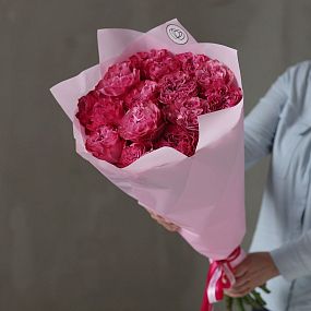 Букет из 15 сиреневых пионовидных роз Queen Crown 50 см (Эквадор)